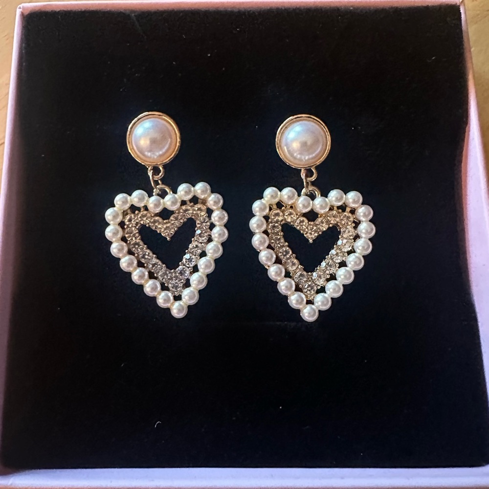 Elegant Pearl Heart Earrings 💖